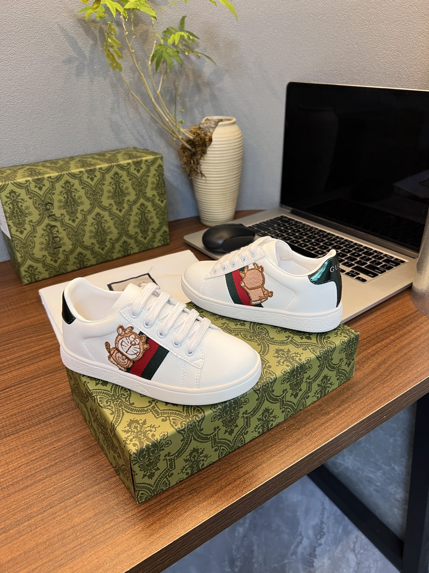 Children's shoes child